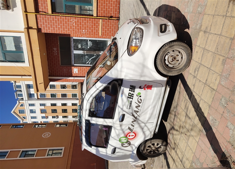 電動轎車低價處理。