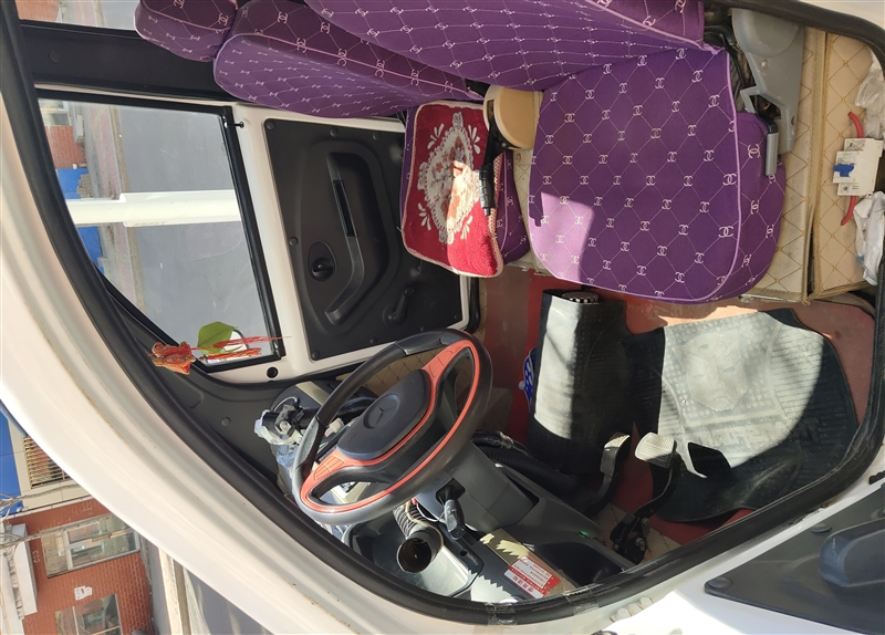 電動轎車低價處理。