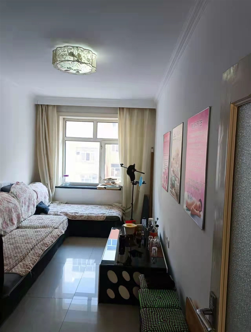 步行街，有一商廈后院，三樓86㎡。