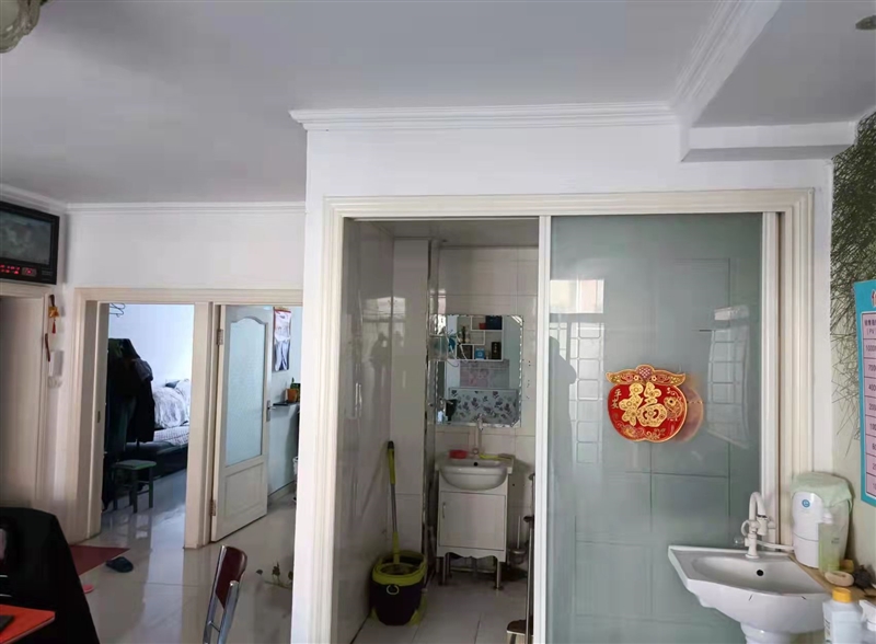 步行街，有一商廈后院，三樓86㎡。