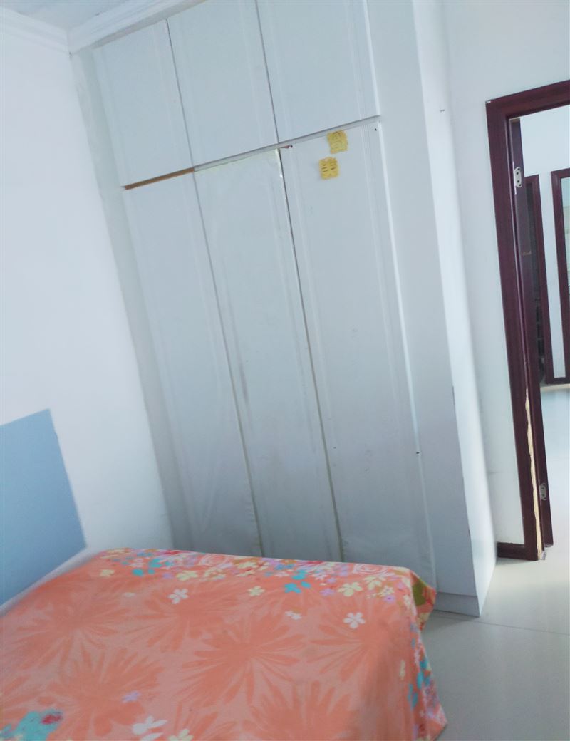 大商后面，二院的斜對角有六樓出租，拎包入住