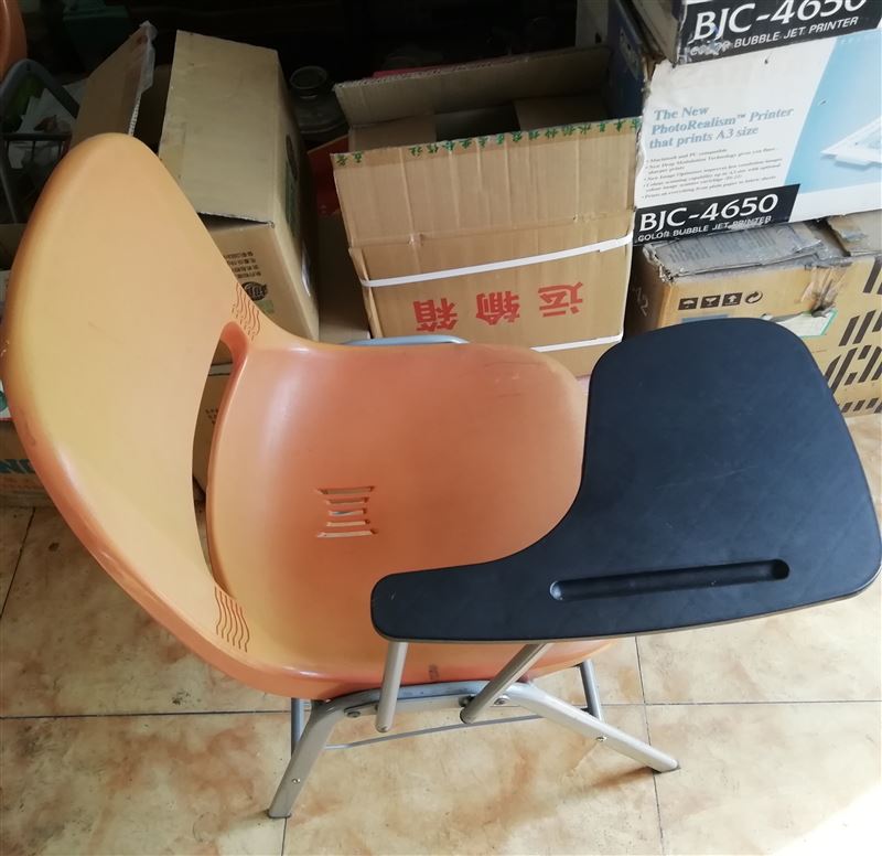 賣椅子，楊琴
