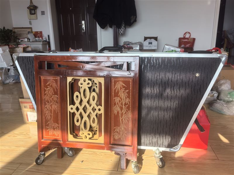 賣(mài)椅子，楊琴