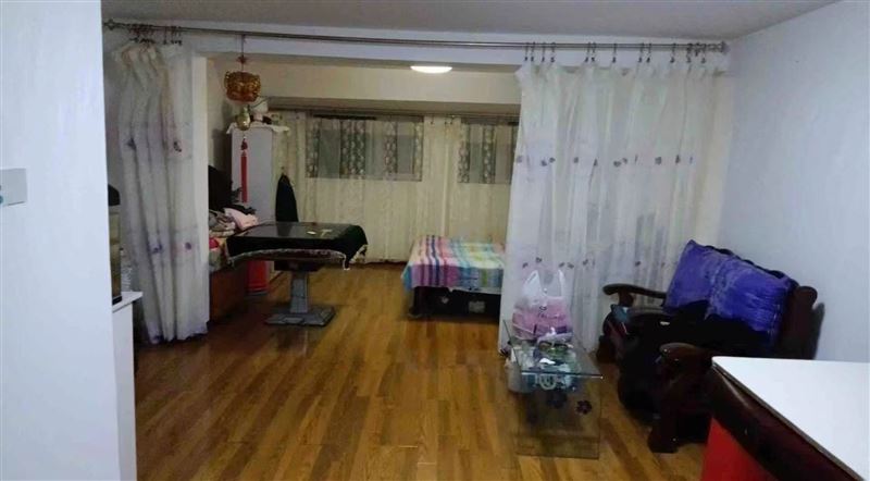 出租；林苑之星頂樓一室一廳 拎包入住月租700  年租6500  隨時(shí)看房